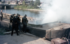 804370 Afbeelding van het blussen van een brand in een vuilnisschuit in het Merwedekanaal te Utrecht.